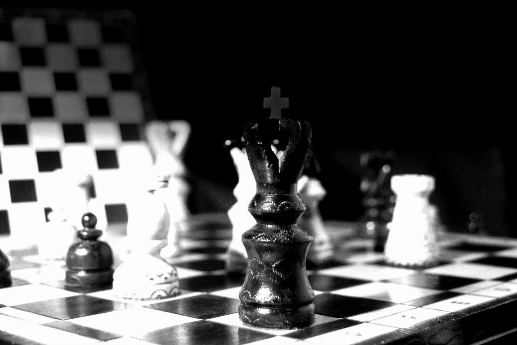 Schachfiguren, schwarz-weiß Bild