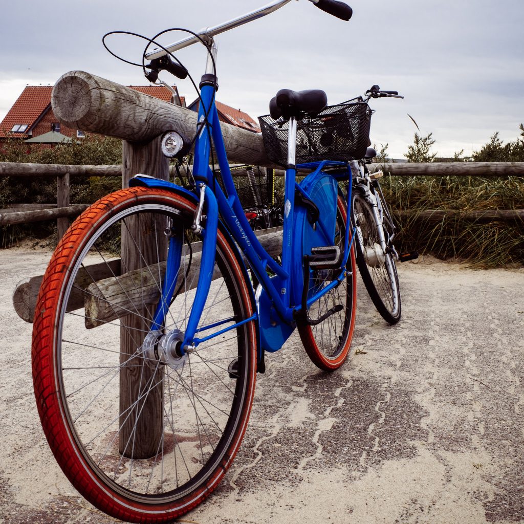Blaues Fahrrad auf Baltrum