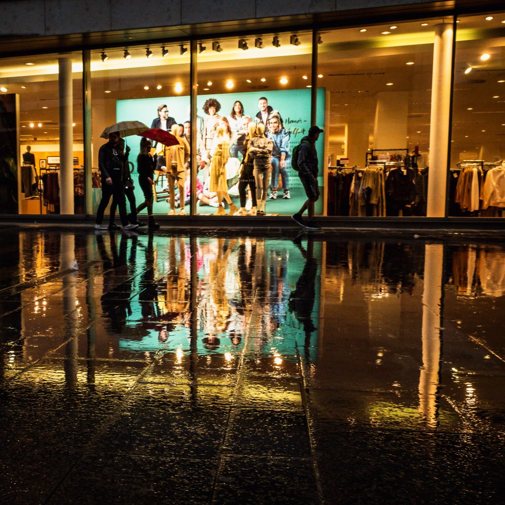 Schaufenster bei Nacht in Mainz